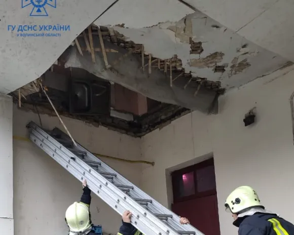 У Луцьку на Перемоги обвалилася частина дерев'яного перекриття в будинку (фото)