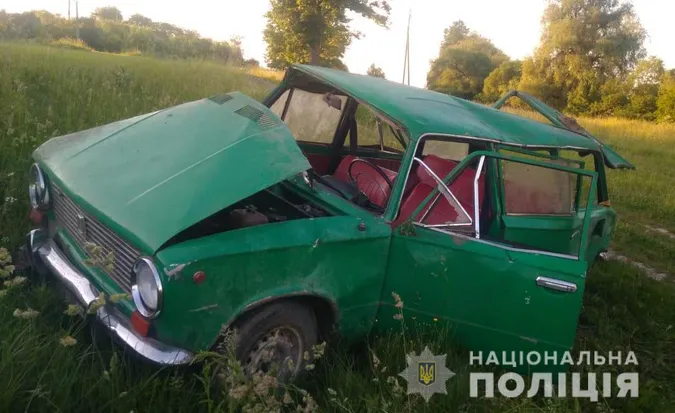 ДТП з потерпілими: на Волині ВАЗ злетів у кювет і перекинувся (фото)