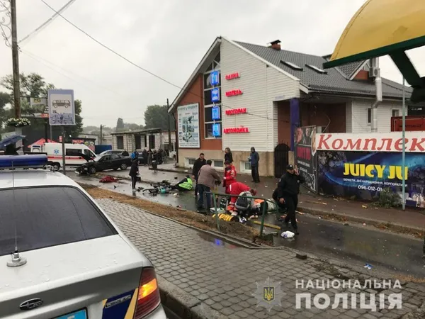 У Броварах поліцейський влетів у зупинку: є жертви (фото)