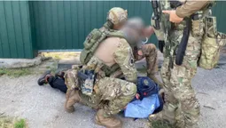 Відбував умовне покарання: волинські оперативники затримали торговця зброєю (фото)