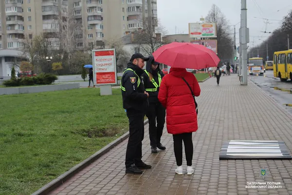 Патрульні навчали лучан правильно переходити дорогу (фото)