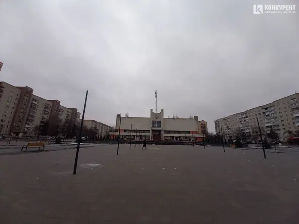 Камінь та концентрація лавок: що коїться на площі перед РАЦСом у Луцьку (фото)