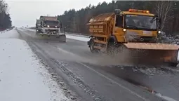 Всю ніч і зранку на Волині ліквідовували ожеледицю та розчищали перемети (відео)