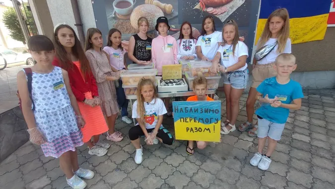 Авторка нової поштової марки з Волині продає з друзями пончики, щоб допомоги ЗСУ (відео)