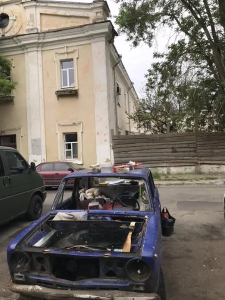 В центрі Луцька бомжі живуть в захаращеному сміттям авто і напрягають місцевих (фото)