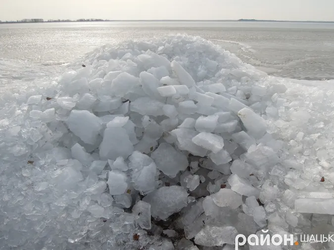 Через буревій на озері Світязь почався льодохід (ФОТО)