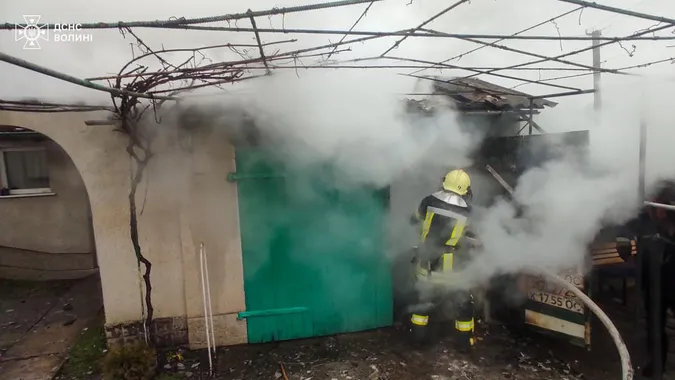 Вогонь дивом не перекинувся на сусідні будівлі: у Горохові спалахнув гараж (фото)