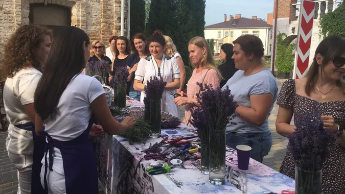 У волинському монастирі плели лавандові вінки, щоб допомогти ЗСУ (відео)