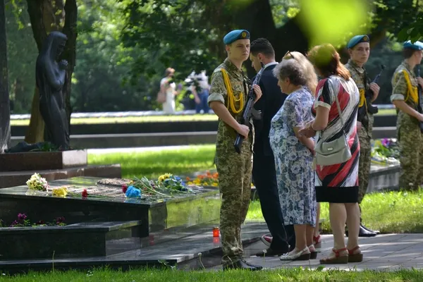 Мовчки та зі сльозами: у Луцьку вшанували пам'ять жертв Другої світової війни (фото)