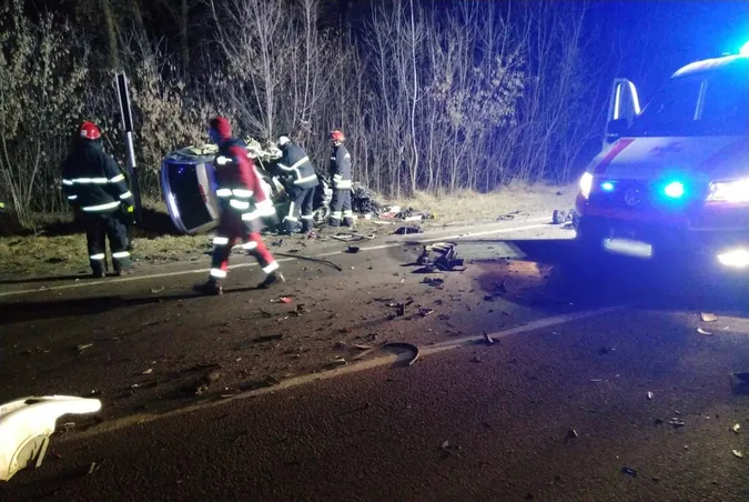 Водій загинув: у Луцькому районі легковик протаранив фуру (фото, відео)