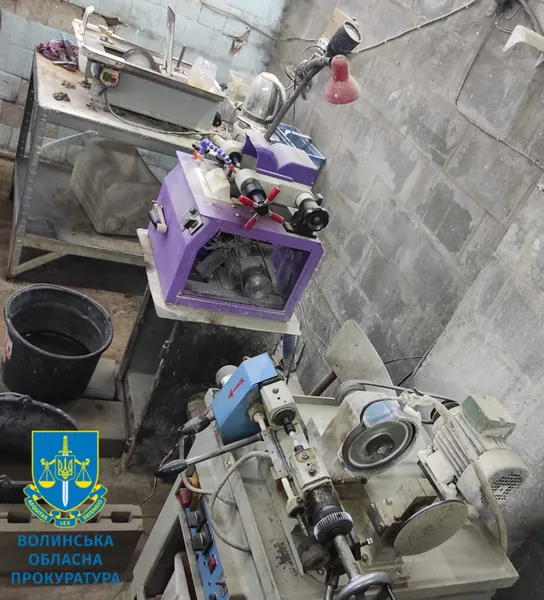 На Волині викрили підпільний цех з обробки бурштину (фото)