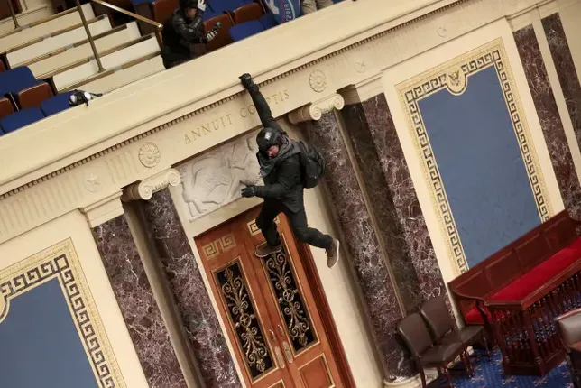 Як фанати Трампа штурмували Капітолій у США (фото, відео)
