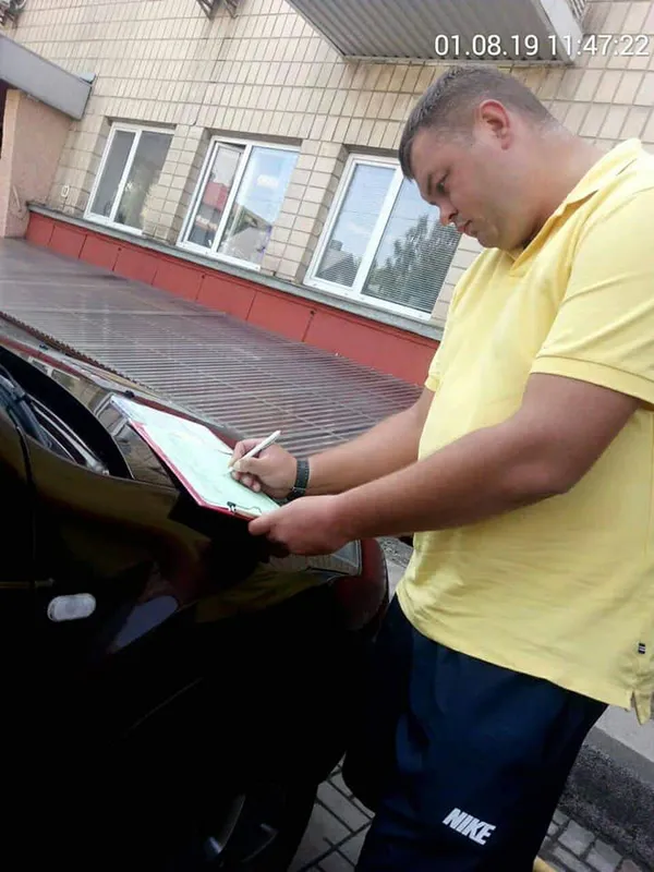 У Луцьку будівельників змусили прибрати бруд з дороги (фото)