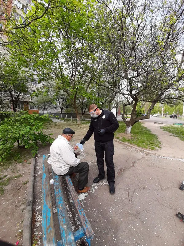 Муніципали роздали сотні саморобних масок від небайдужої лучанки (фото)