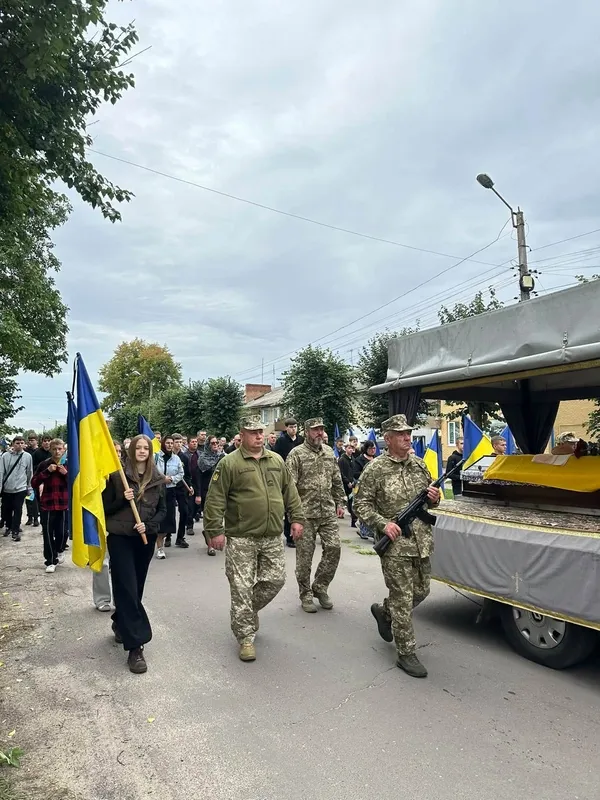 Довго чекали і вірили в диво: на Волині попрощалися з Героєм Андрієм Лабантом (фото)