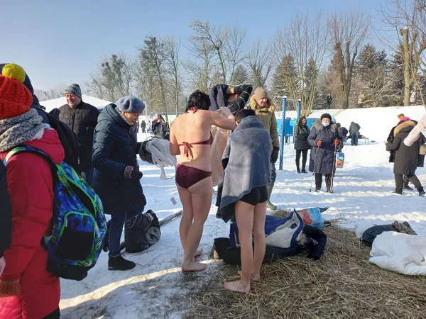На Стиру в Луцьку освятили воду, люди пірнають в ополонку (фото, відео)