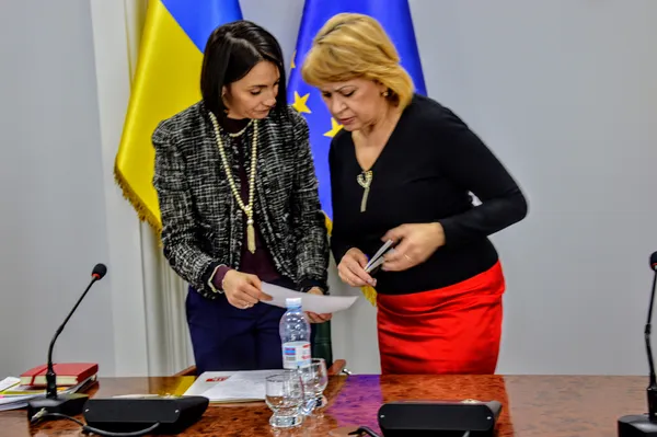 Юлія Вусенко радиться з начальником відділу секретаріату міської ради Тетяною Касьяновою