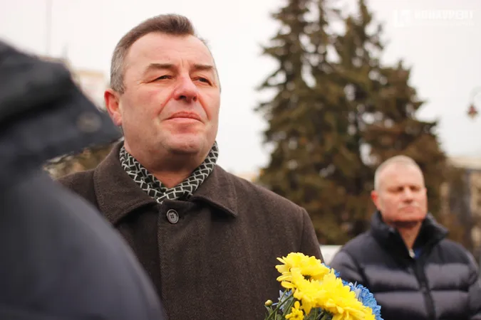 Квіти та сотні людей: у Луцьку вшанували пам'ять героїв Небесної Сотні (фото, відео)