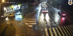 Протягнув на кілька метрів: момент ДТП у Луцьку, де BMW збив дівчину на переході (відео)