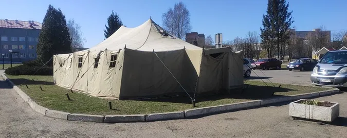 Біля дитячої лікарні в Луцьку встановили намет для прийому хворих на коронавірус (фото)