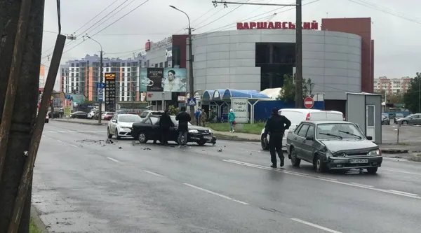 Поблизу луцького автовокзалу зіткнулися два автомобілі (фото)