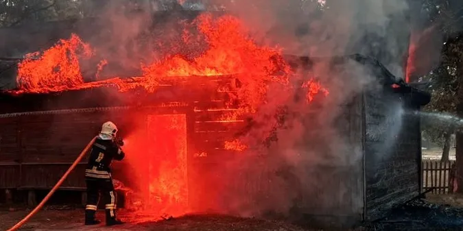 На Волині через коротке замикання загорілася дерев'яна хата (фото)