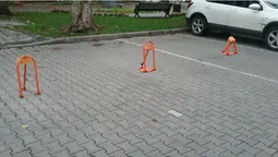 На проспекті Волі в Луцьку без дозволу встановили обмежувачі (фото)