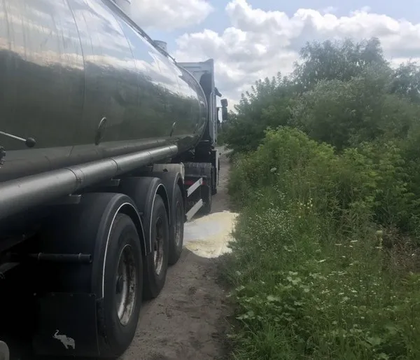 У Ковелі під час руху з автоцистерни витекла небезпечна речовина (фото)