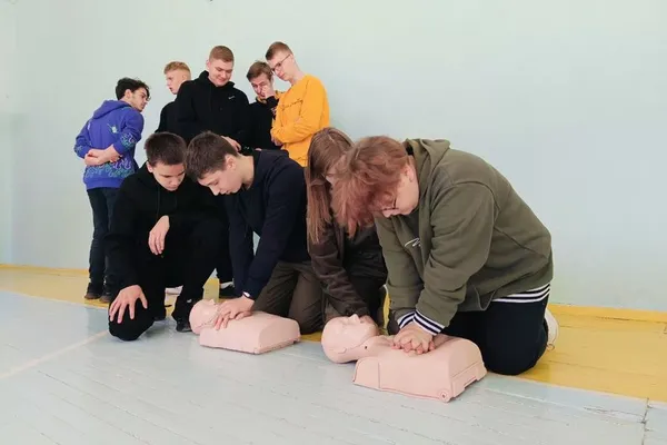 Студентів у Луцьку вчили керувати дроном, тримати автомат у руках і надавати меддопомогу (фото, відео)