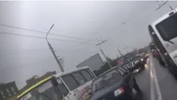 На шляхопроводі біля «Там Таму» автомобілі застрягли у заторі (відео)