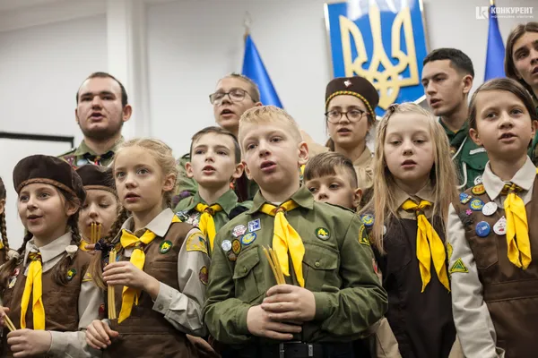 Із вогнем миру і співами: якою була остання в 2019 році сесія Луцької міської ради (фото)