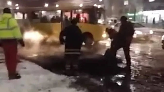 У Луцьку ремонтують дороги під час ожеледиці: утворилась тягучка (відео)