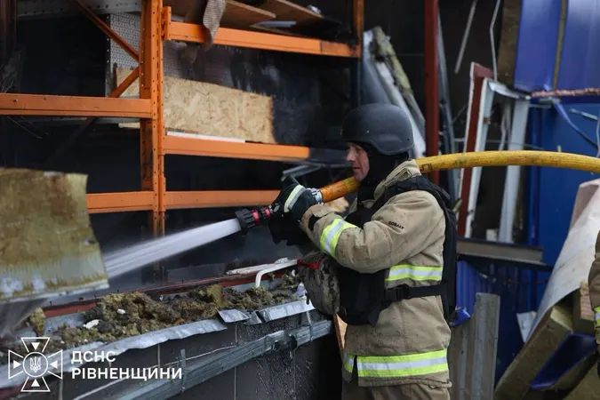 Масштабна пожежа та четверо постраждалих: наслідки атаки на «Епіцентр» на Рівненщині (фото)