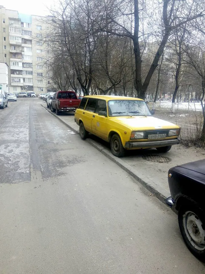 Бордюри ніби медом помазані: муніципали показали автохамів (фото)