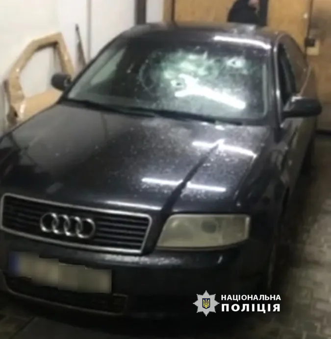 У Луцьку п'яний чоловік розбив скло в «ауді» та «мерседесі» (фото)