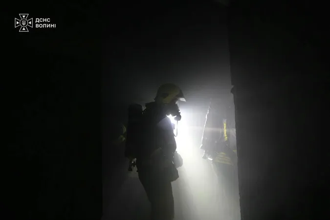 У Луцьку ліквідували пожежу в «Адреналін Сіті»: рятувальники розбирають конструкції (фото)