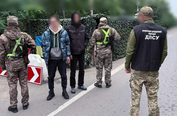 З кусачками і гумовими чоботами: на Волині затримали молодиків, які лізли через кордон