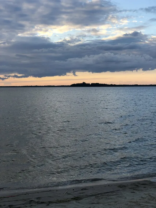 Показали справжню магію вечора на Шацьких озерах (фото)