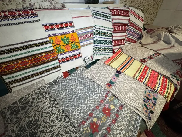 Життя між приданим і клуночком «на смерть»: що зберігає у старовинній скрині 87-річна волинянка
