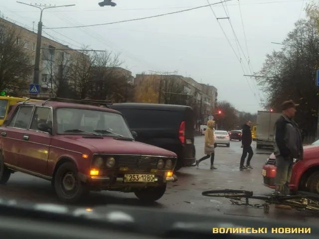 У Луцьку легковик збив велосипедиста (фото)