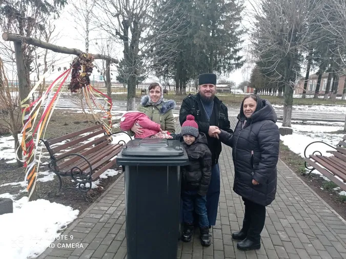 Серед жителів Підгайцівської громади розіграли призи – сміттєві баки (фото)