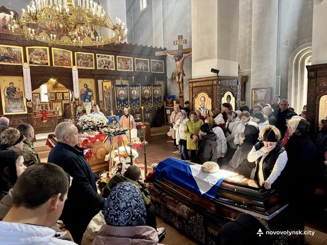 Нововолинська громада провела у останню земну дорогу Героя Сергія Марчука (фото)