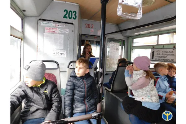 Луцьким школярам влаштували економічну екскурсію на тролейбусі (фото)