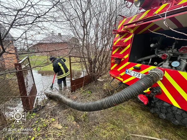 У Володимирі рятувальники відкачують воду з присадибних ділянок (фото)