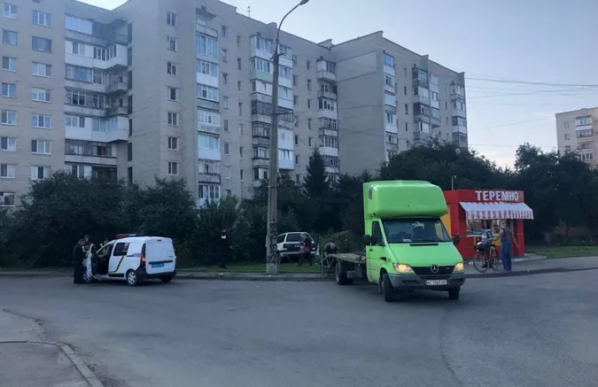 У Луцьку п'яний водій влетів у паркан та зупинився в кущах (фото)