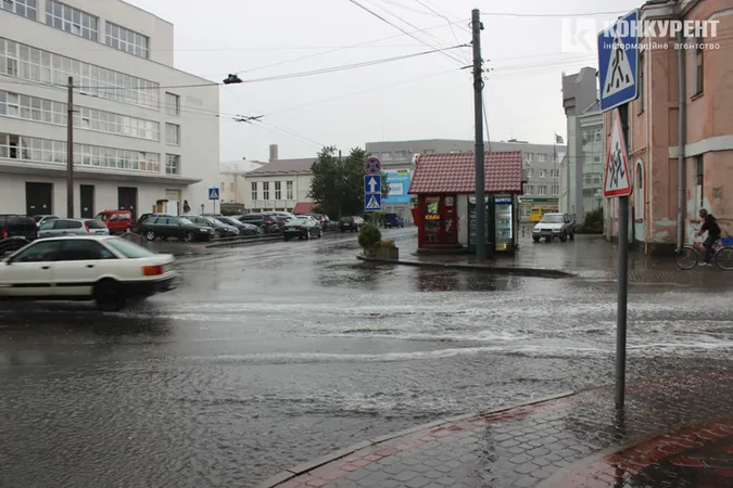 Раптова гроза в Луцьку: машини по колеса у воді (фото, відео)