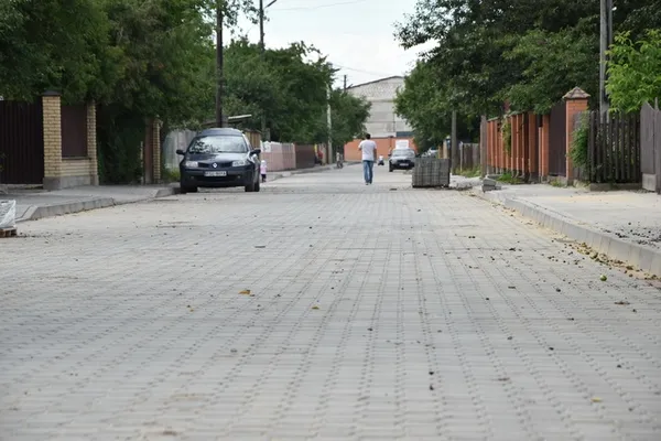 У Луцьку облаштовують нові пішохідні доріжки (фото)