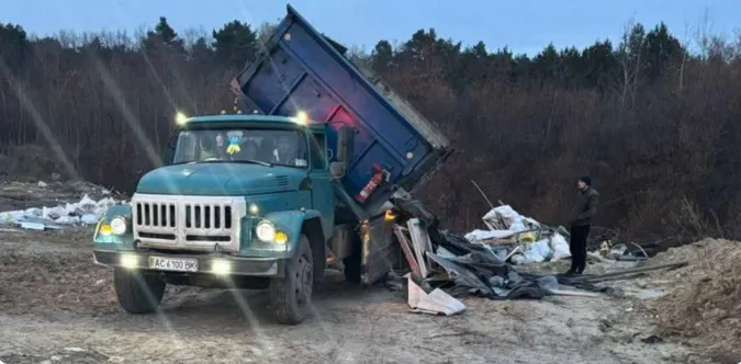 У Луцькому районі розшукали «чоловіка-зозулю», який підкидав своє сміття до лісу