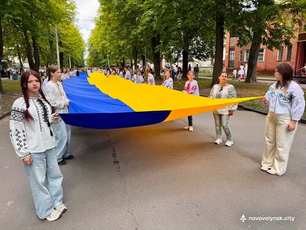 У Нововолинську сотні людей пройшли святковою ходою у вишиванках (фото)