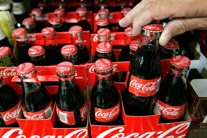 У напоях Coca-Cola, Fanta та Sprite виявили хлор: виробник вилучає товар з магазинів Європи